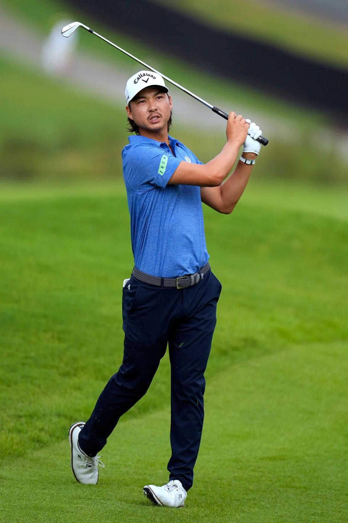 Min Woo Lee volgt zijn bal tijdens de eerste ronde van het Tour Championship 2026 op East Lake Golf Club.