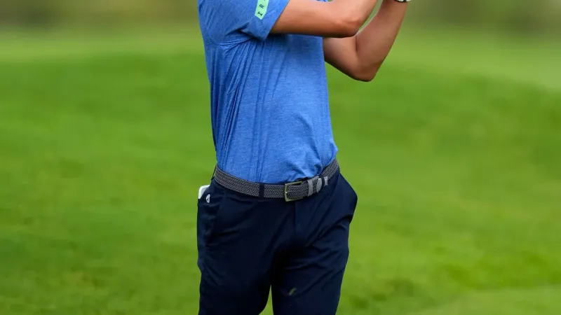 Min Woo Lee volgt zijn bal tijdens de eerste ronde van het Tour Championship 2026 op East Lake Golf Club.