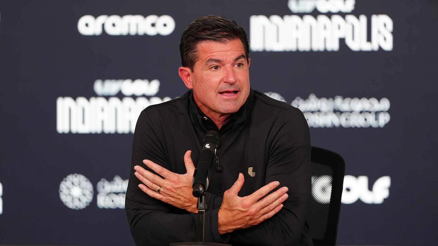 LIV Golf-CEO Scott O'Neil tijdens een persconferentie bij LIV Golf Indianapolis