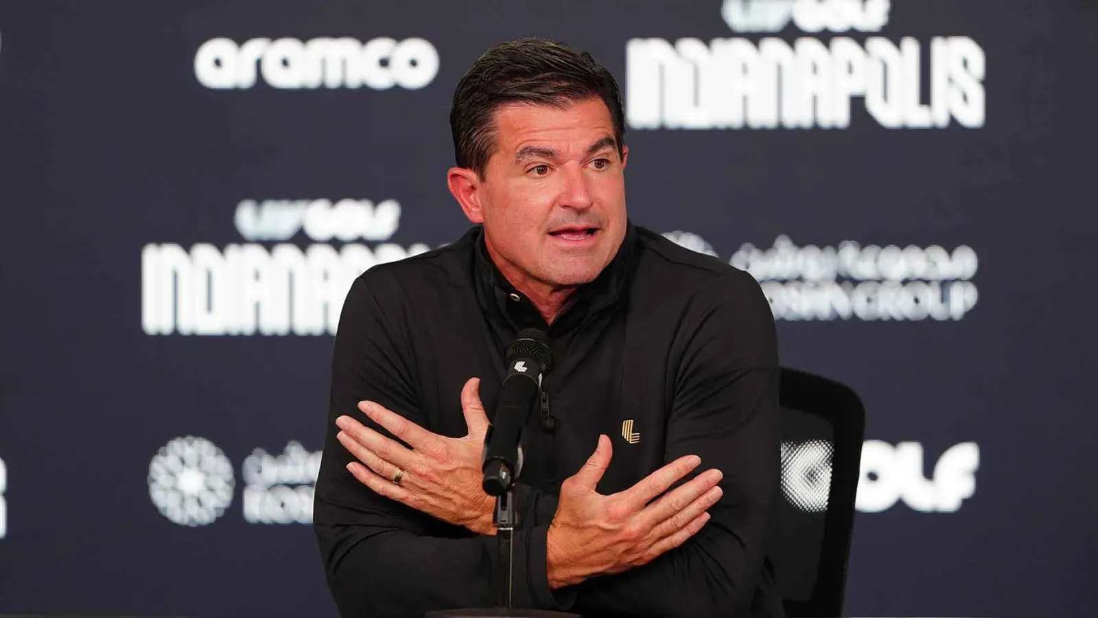 LIV Golf-CEO Scott O'Neil tijdens een persconferentie bij LIV Golf Indianapolis