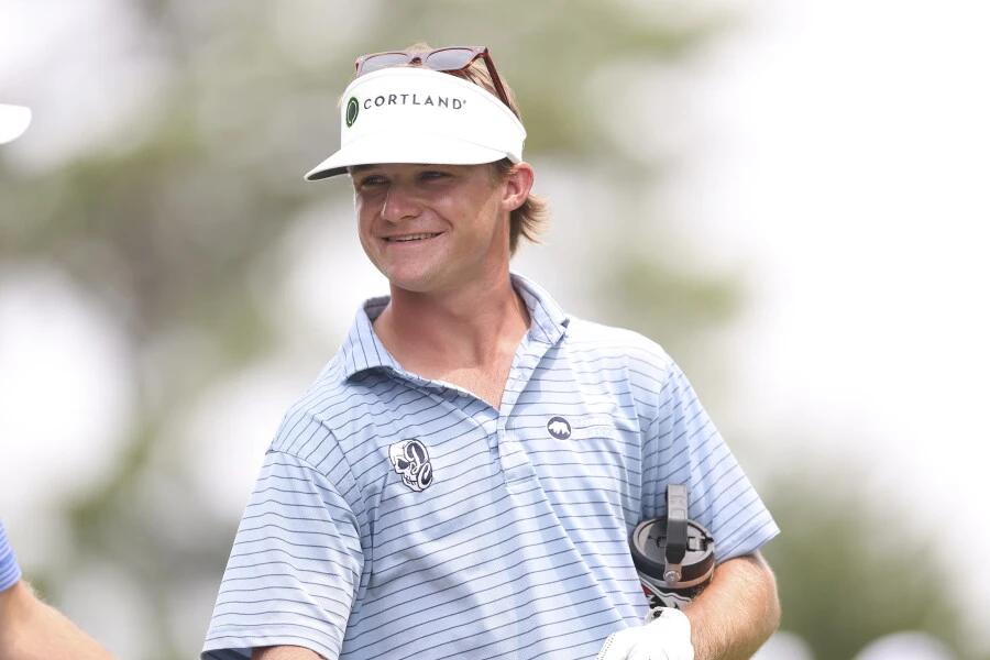 Carter Loflin speelt zijn afslag tijdens de kwartfinale van het US Amateur 2026 op Merion Golf Club
