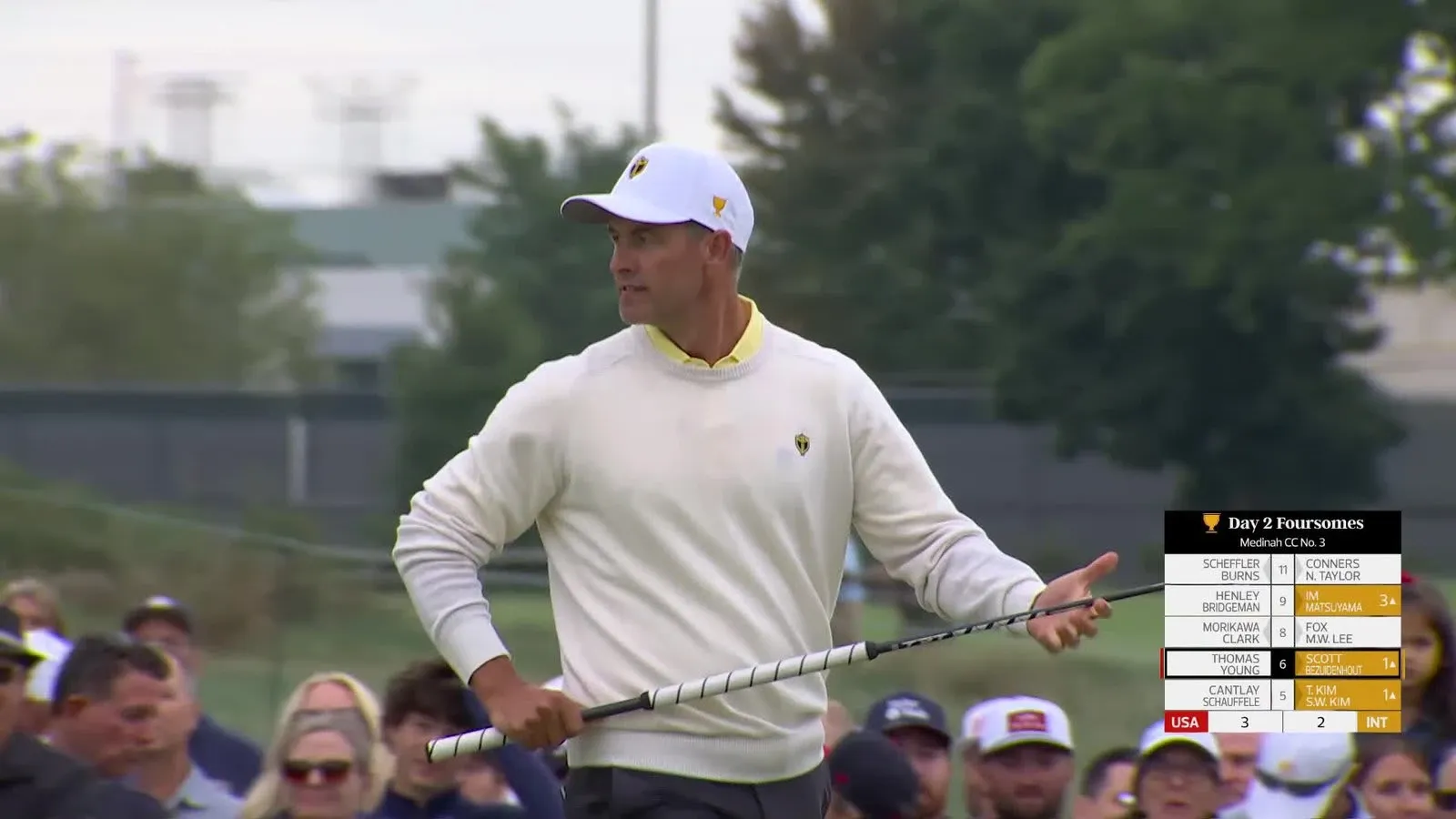 Christiaan Bezuidenhout reageert na een birdieputt tijdens de foursomes van dag twee van de Presidents Cup 2026 op Medinah Country Club.
