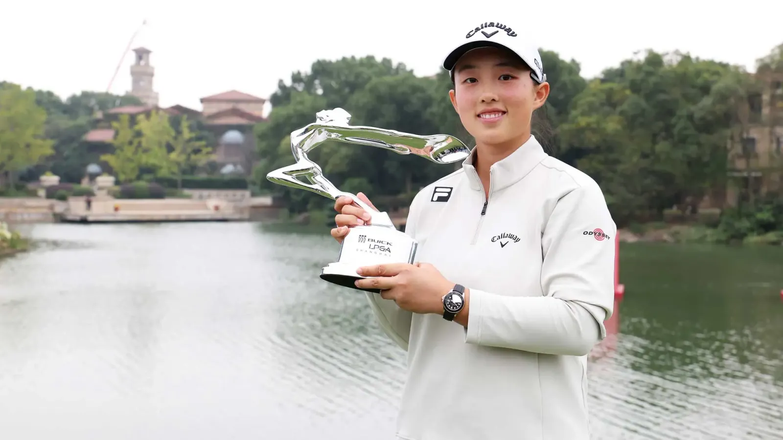 Ruoning Yin poseert met de trofee na haar zege bij de Buick LPGA Shanghai