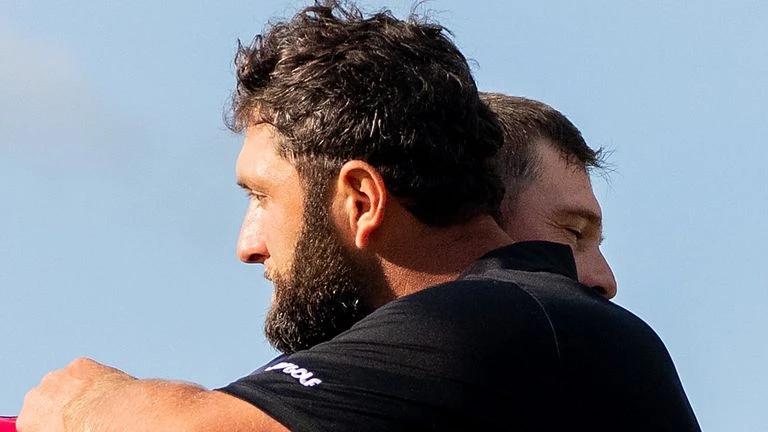 Jon Rahm en Bryson DeChambeau tijdens de LIV Golf-seizoensfinale in Indianapolis