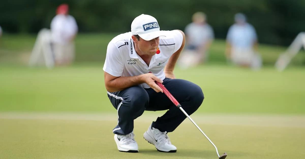 Viktor Hovland raakt een slag tijdens de TOUR Championship 2026 op East Lake Golf Club in Atlanta