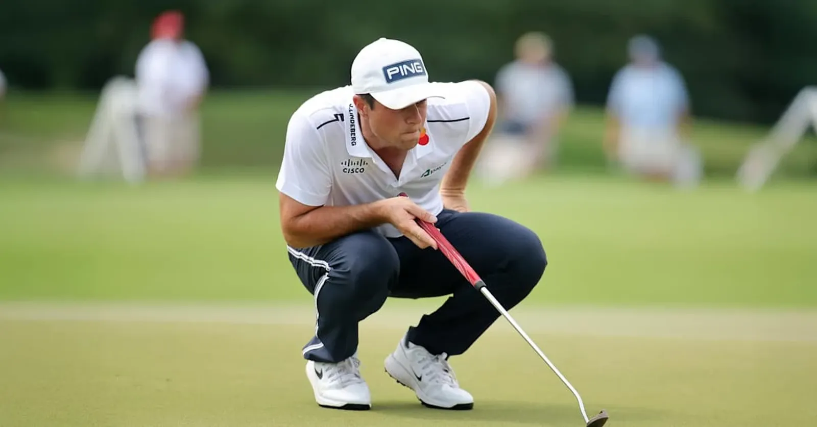Viktor Hovland raakt een slag tijdens de TOUR Championship 2026 op East Lake Golf Club in Atlanta
