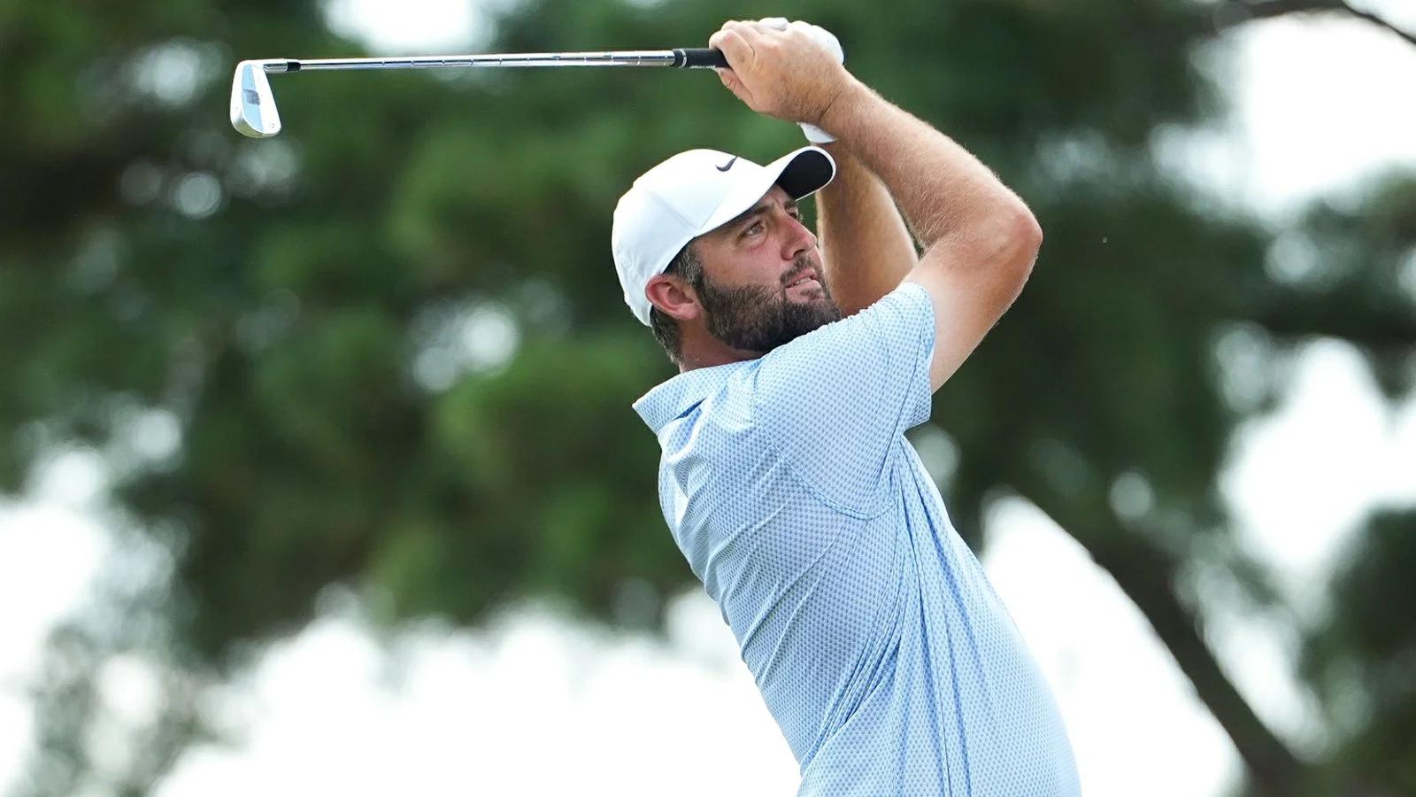 Scottie Scheffler slaat een ijzerslag tijdens een PGA Tour-toernooi