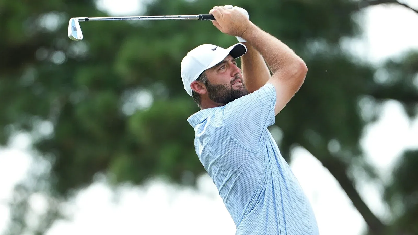 Scottie Scheffler met de trofee na zijn zege bij het FedEx St. Jude Championship 2026