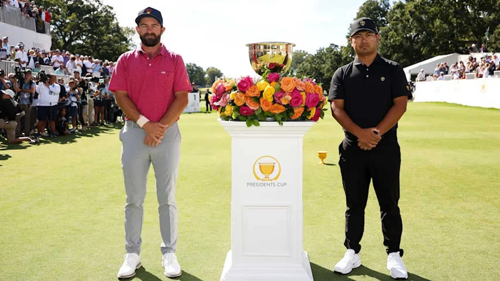 Cameron Young en Ryo Hisatsune poseren bij de Presidents Cup-trofee op Medinah Country Club
