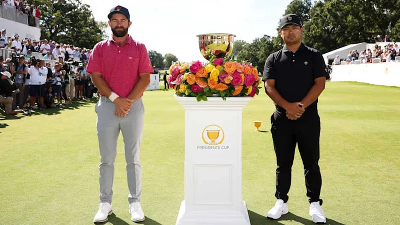 Cameron Young en Ryo Hisatsune poseren bij de Presidents Cup-trofee op Medinah Country Club