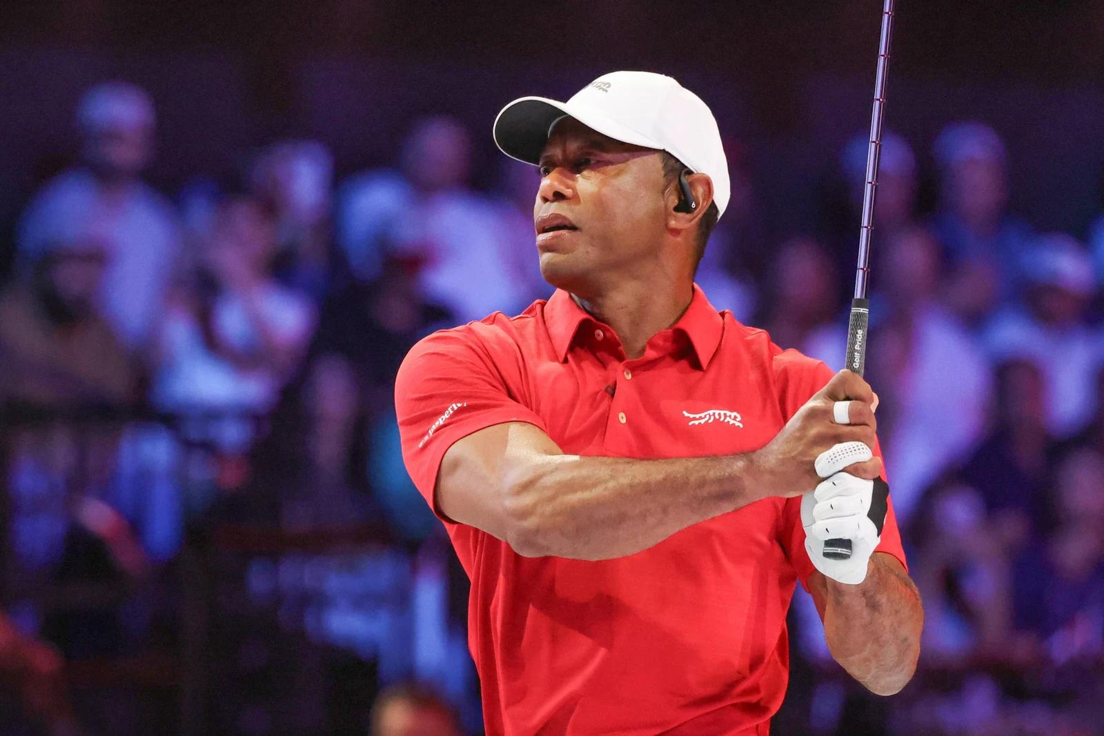 Tiger Woods slaat af tijdens de TGL-finale in Palm Beach Gardens, Florida, op 24 maart 2026 - enkele dagen voordat zijn seizoen door het auto-ongeluk stilviel.