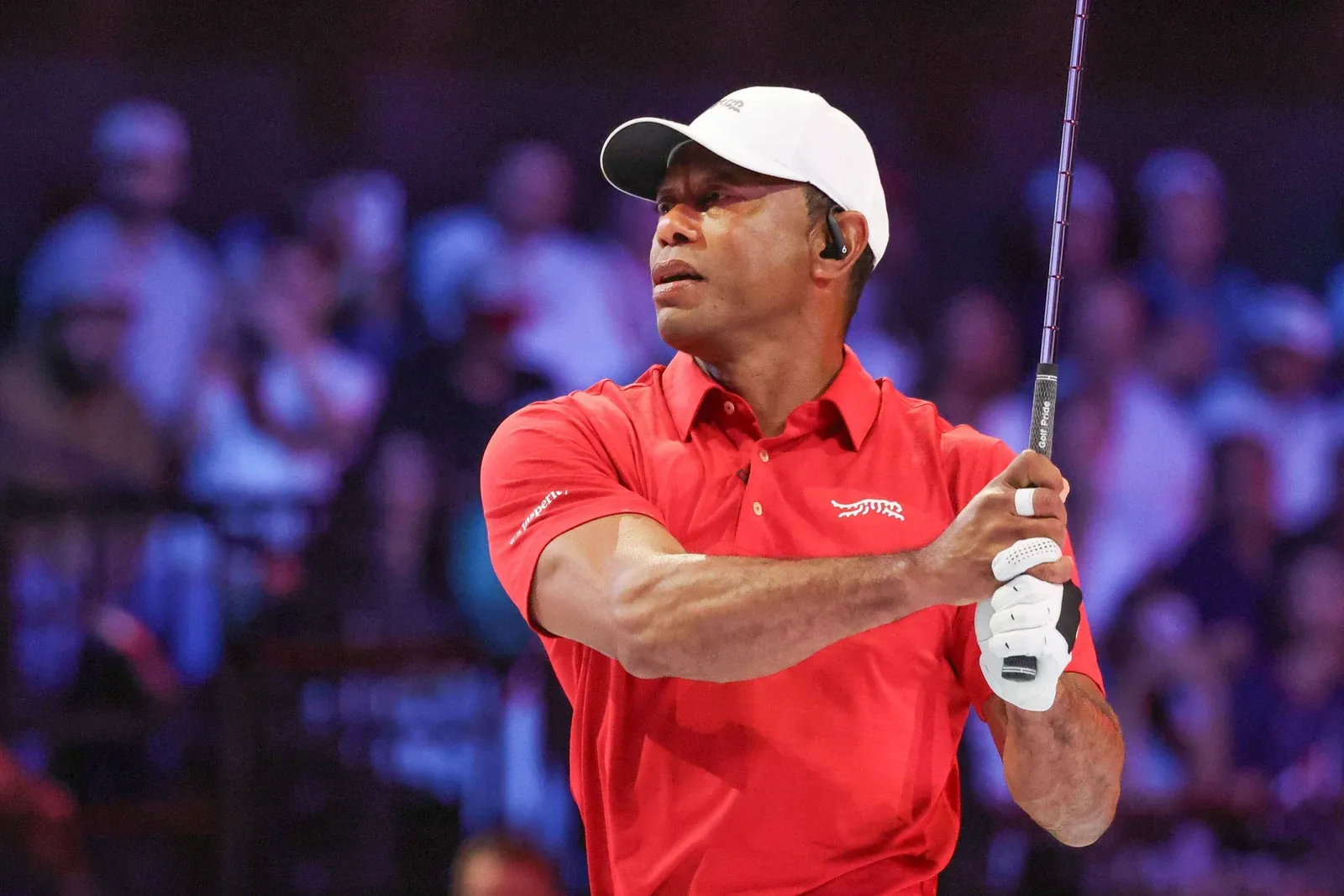 Tiger Woods slaat af tijdens de TGL-finale in Palm Beach Gardens, Florida, op 24 maart 2026 - enkele dagen voordat zijn seizoen door het auto-ongeluk stilviel.