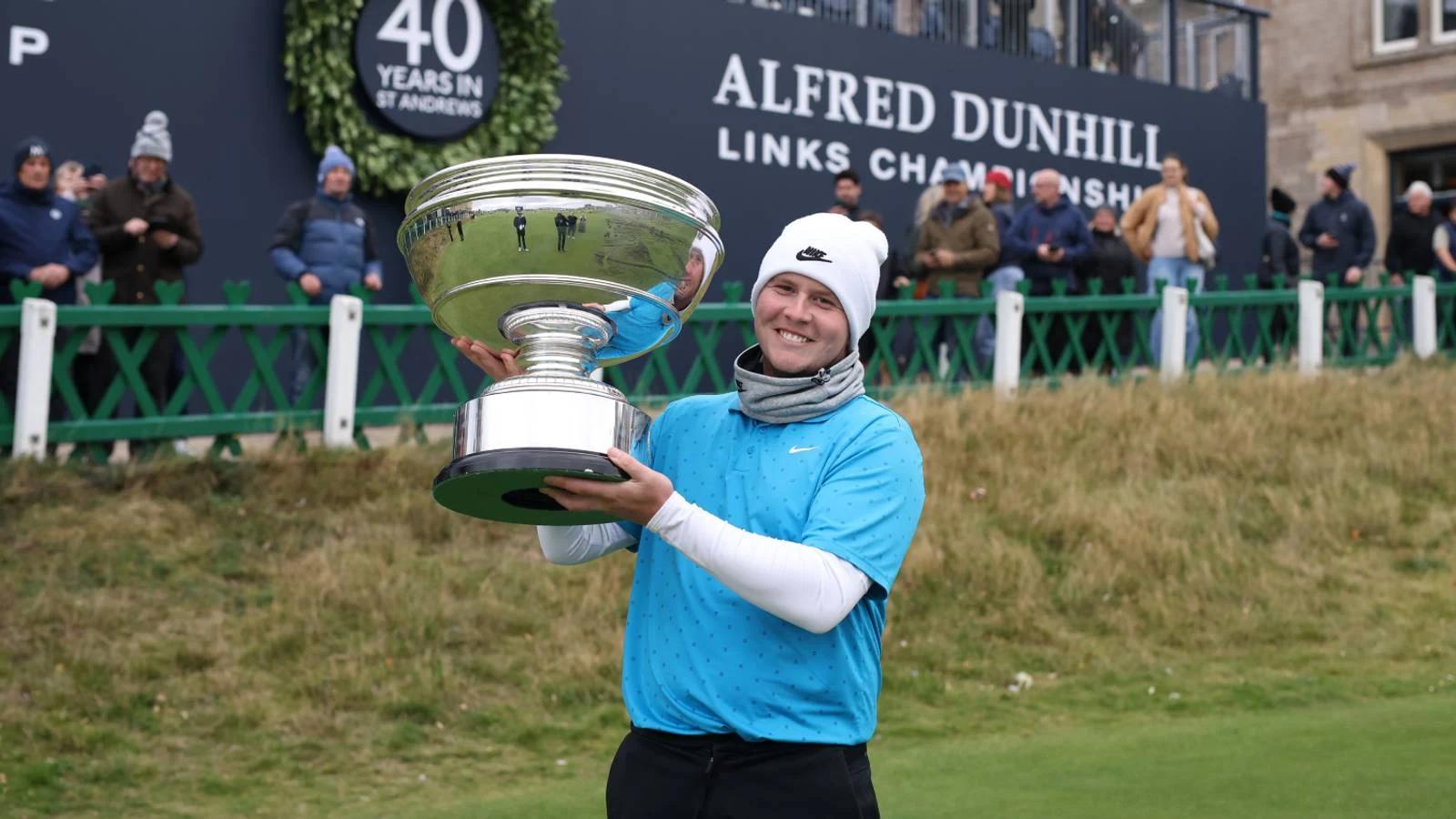 Robert MacIntyre viert zijn overwinning met de trofee bij de Alfred Dunhill Links Championship 2025 op de Old Course van St Andrews