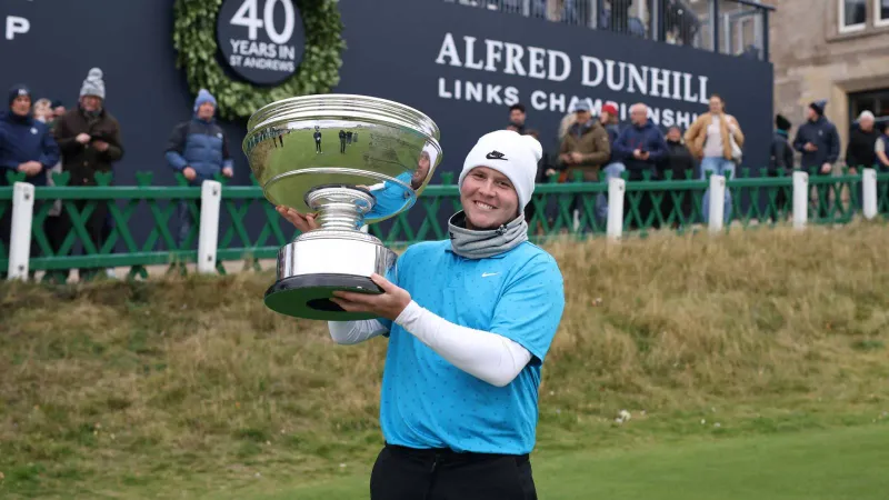 Robert MacIntyre viert zijn overwinning met de trofee bij de Alfred Dunhill Links Championship 2025 op de Old Course van St Andrews