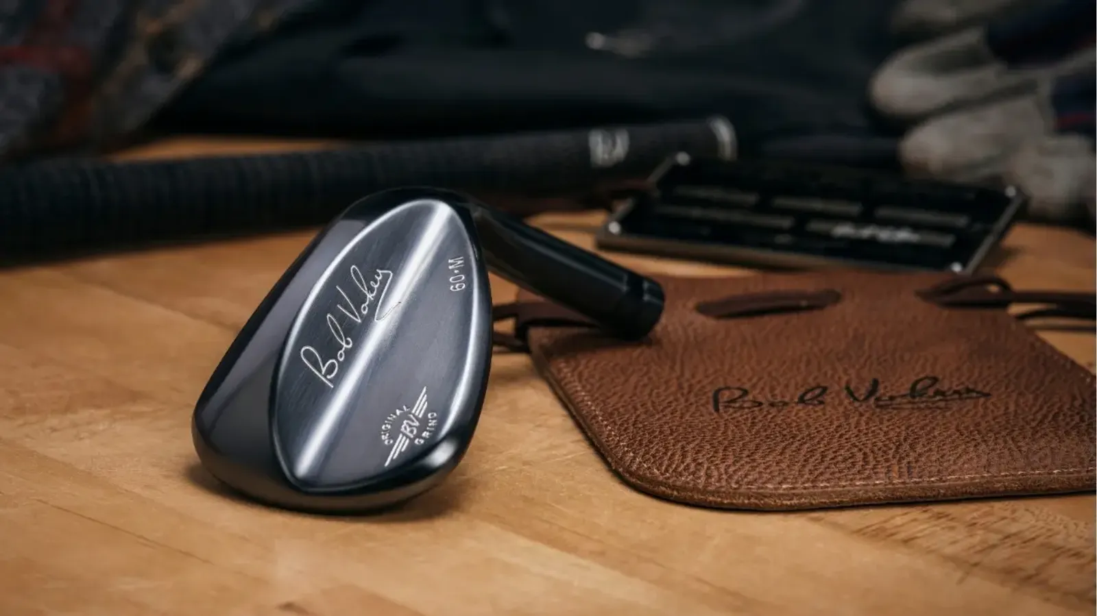 Titleist Vokey Signature 60M-wedge met handtekening van Bob Vokey en M Grind-markering op de kop