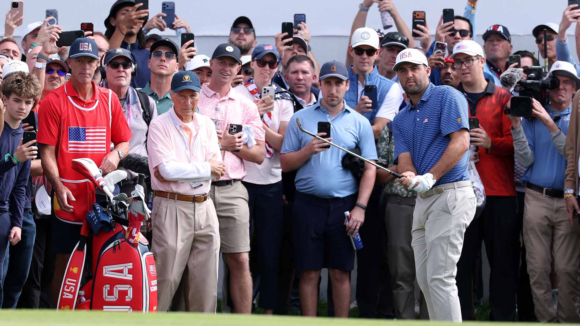 Scottie Scheffler tijdens de openingsdag van de Presidents Cup 2026 op Medinah Country Club