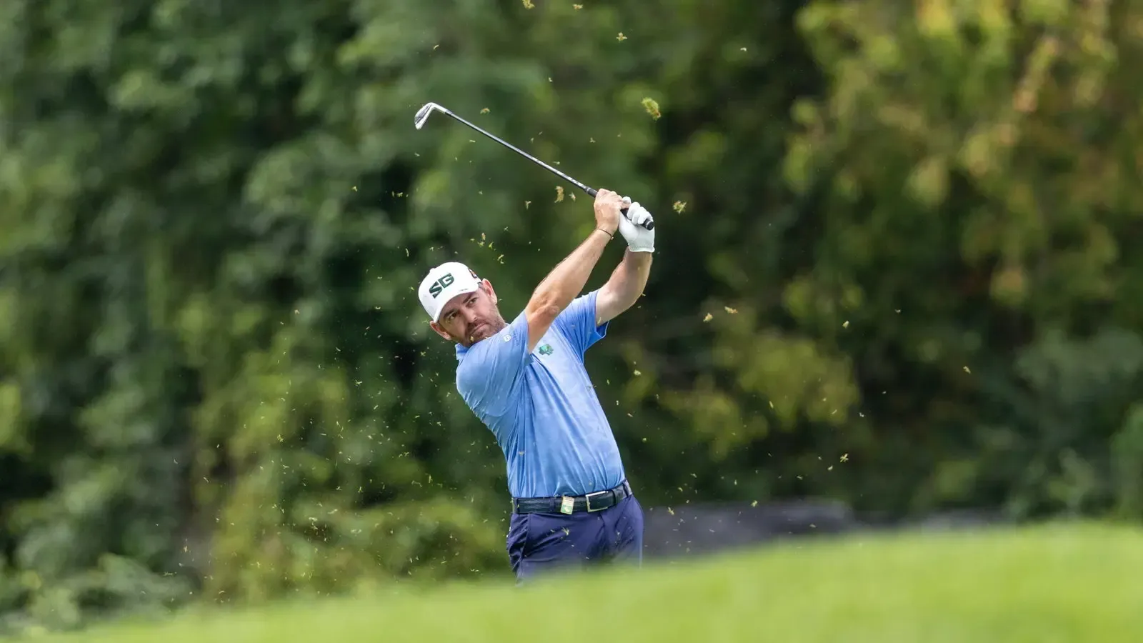 Louis Oosthuizen slaat af tijdens een LIV Golf-toernooi namens Southern Guards GC