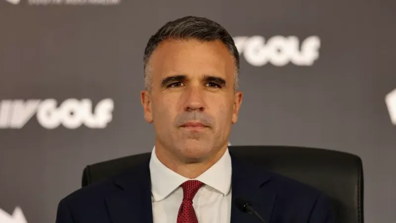 Premier Peter Malinauskas voor een achtergrond met het LIV Golf-logo