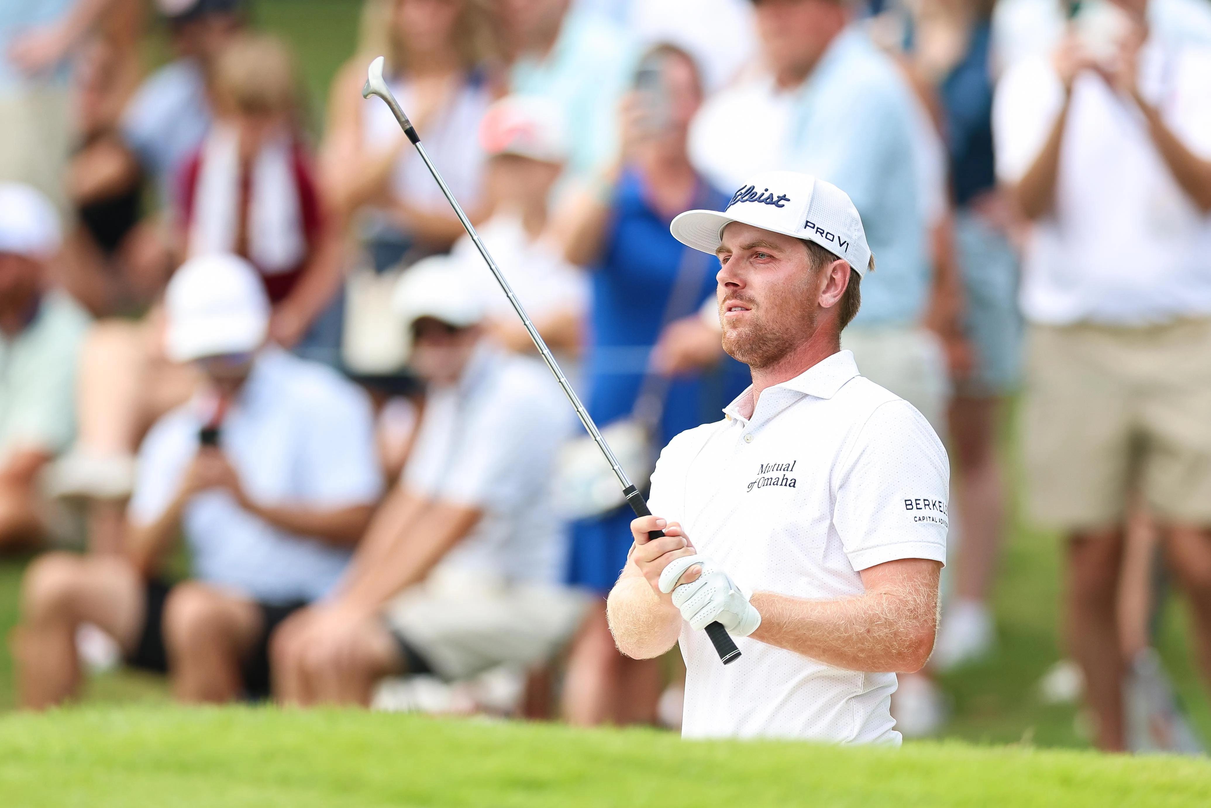 Ryan Gerard slaat een bal uit een bunker bij de 18de hole tijdens de tweede ronde van het Tour Championship op East Lake.