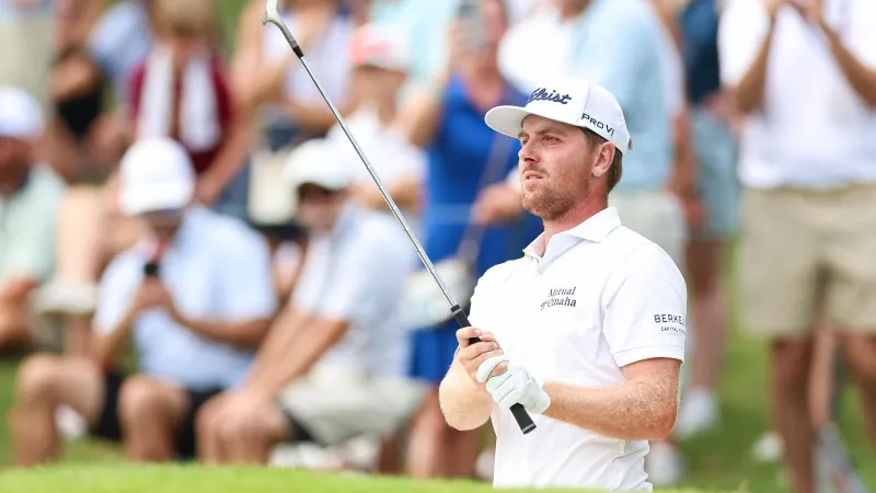 Ryan Gerard slaat een bal uit een bunker bij de 18de hole tijdens de tweede ronde van het Tour Championship op East Lake.