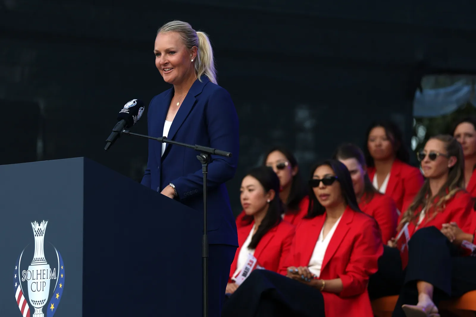 Anna Nordqvist, captain van Team Europe, spreekt de menigte toe tijdens de openingsceremonie van de Solheim Cup 2026 op Bernardus Golf in Cromvoirt.