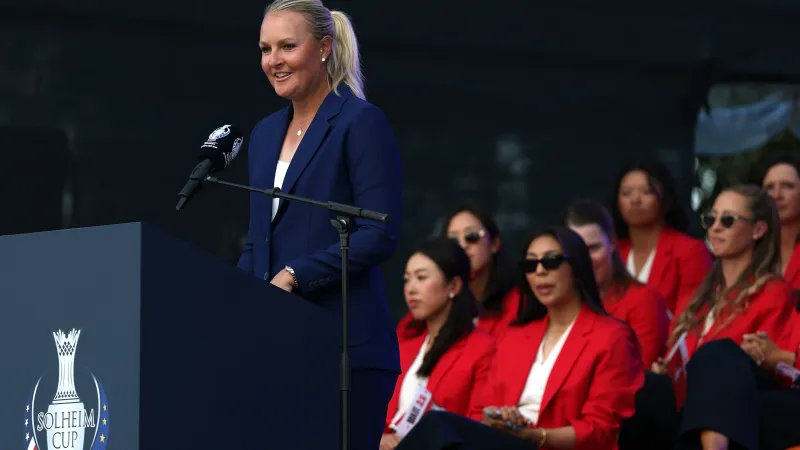 Anna Nordqvist, captain van Team Europe, spreekt de menigte toe tijdens de openingsceremonie van de Solheim Cup 2026 op Bernardus Golf in Cromvoirt.