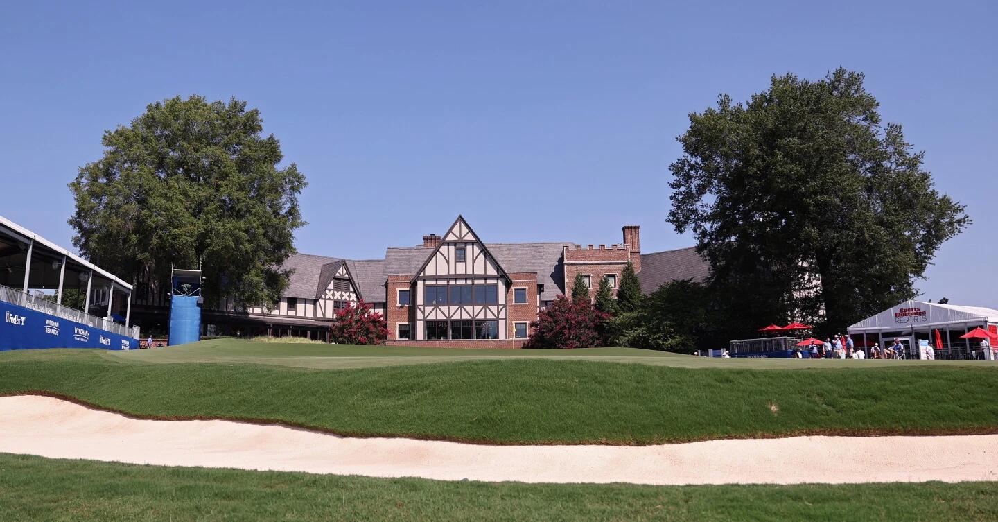 Het Tudor-stijl clubhuis van Sedgefield Country Club in Greensboro, gezien vanaf de baan tijdens de Wyndham Championship.