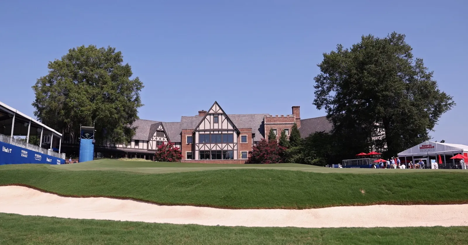 Het Tudor-stijl clubhuis van Sedgefield Country Club in Greensboro, gezien vanaf de baan tijdens de Wyndham Championship.