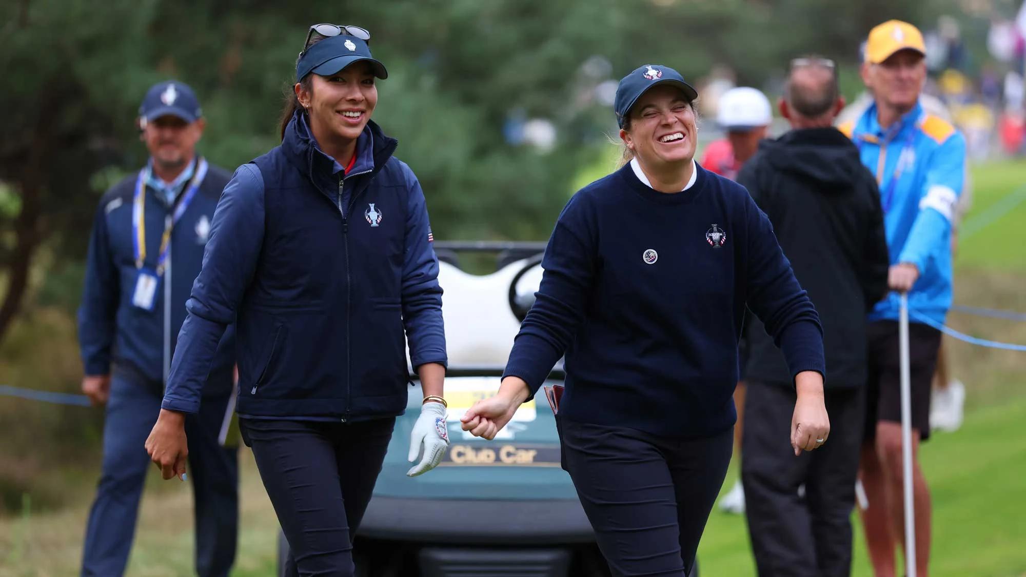 Alison Lee en Lauren Coughlin van Team USA lopen lachend naar de vijfde tee tijdens dag 1 van de Solheim Cup 2026 op Bernardus Golf.