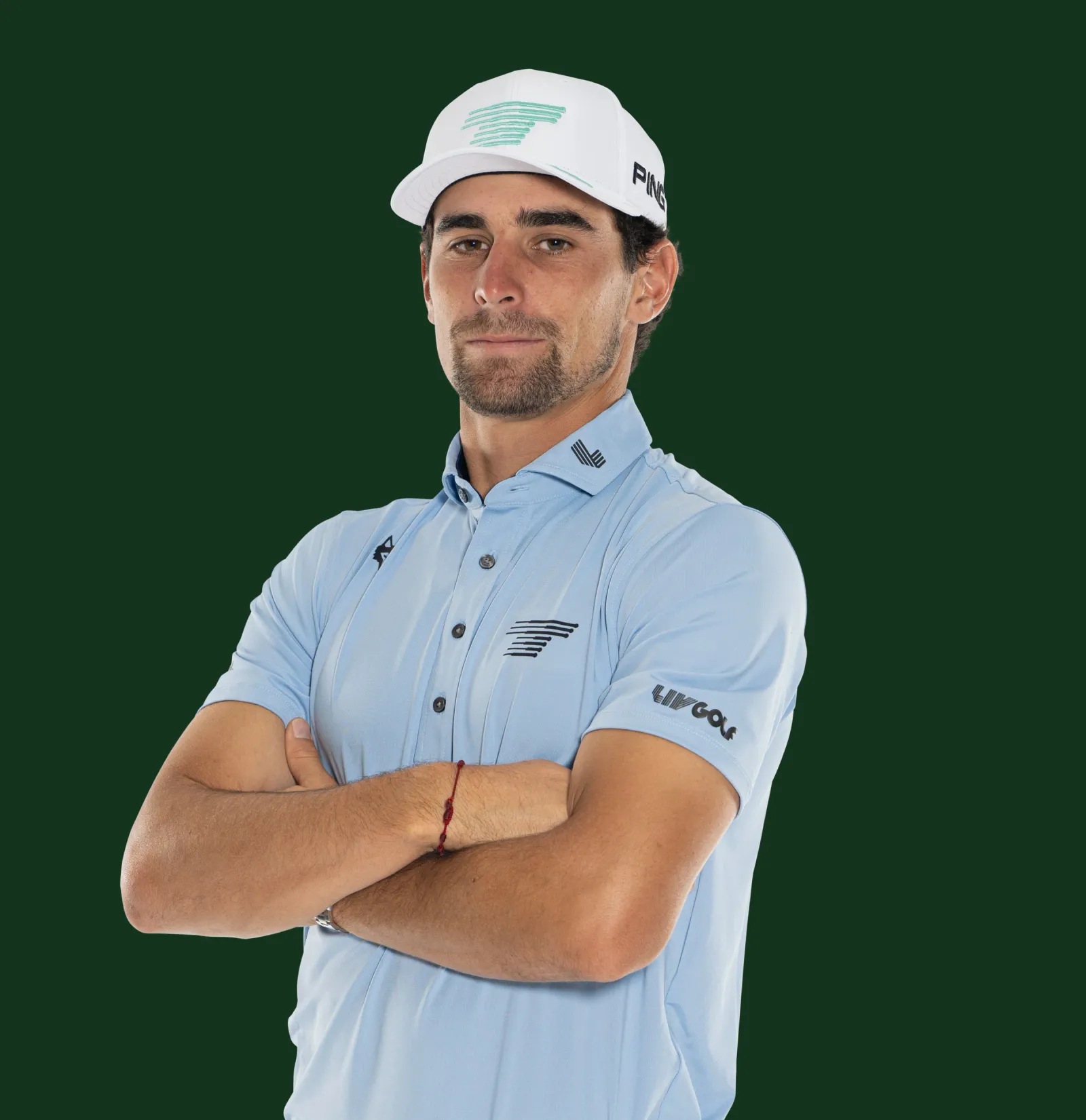 Joaquin Niemann in LIV Golf-tenue, armen over elkaar