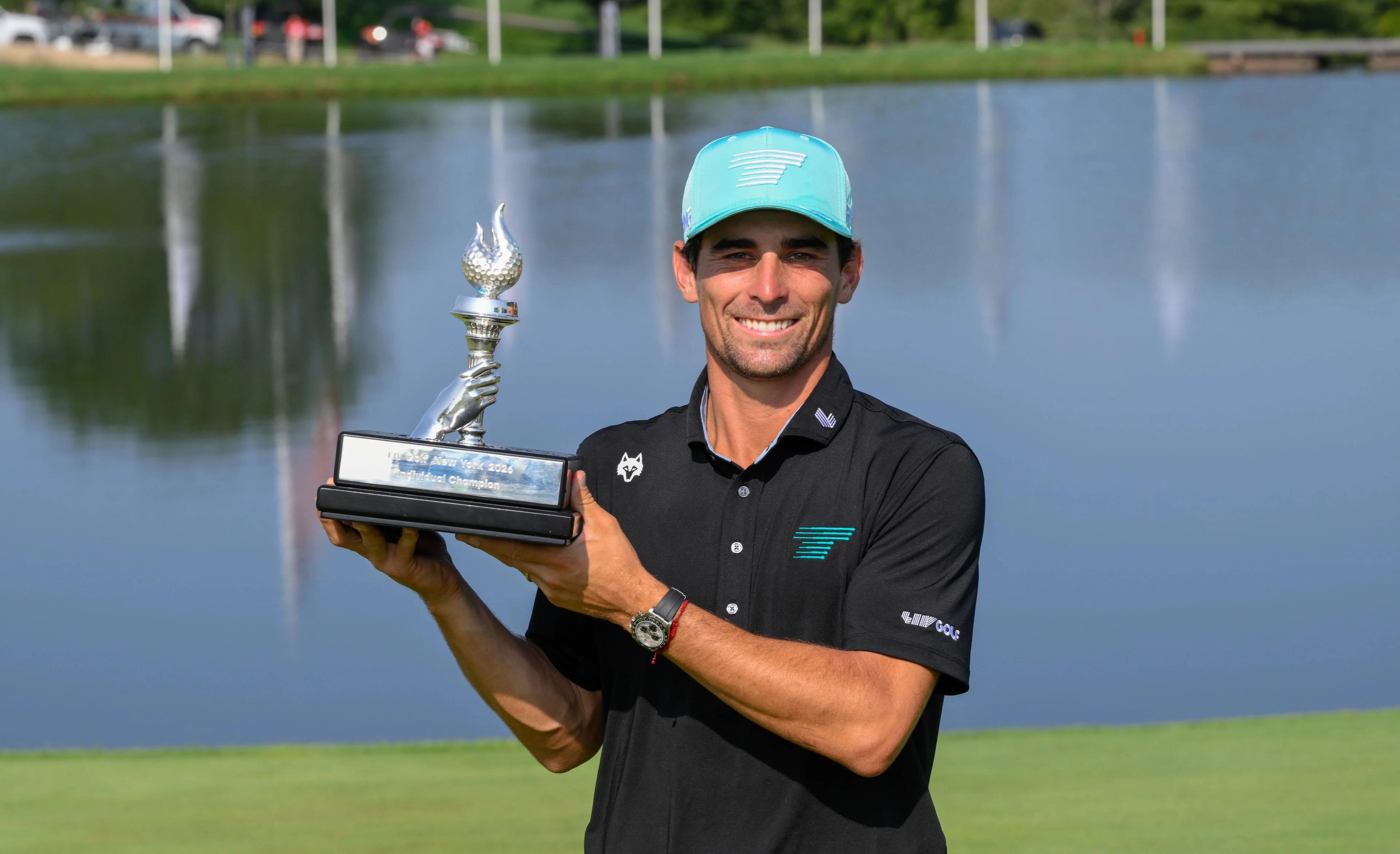Joaquin Niemann houdt de trofee van LIV Golf New York omhoog