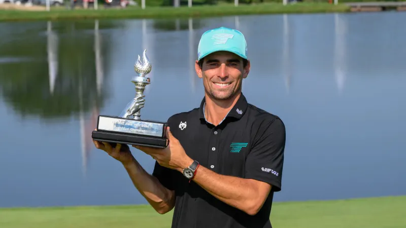 Joaquin Niemann houdt de trofee van LIV Golf New York omhoog