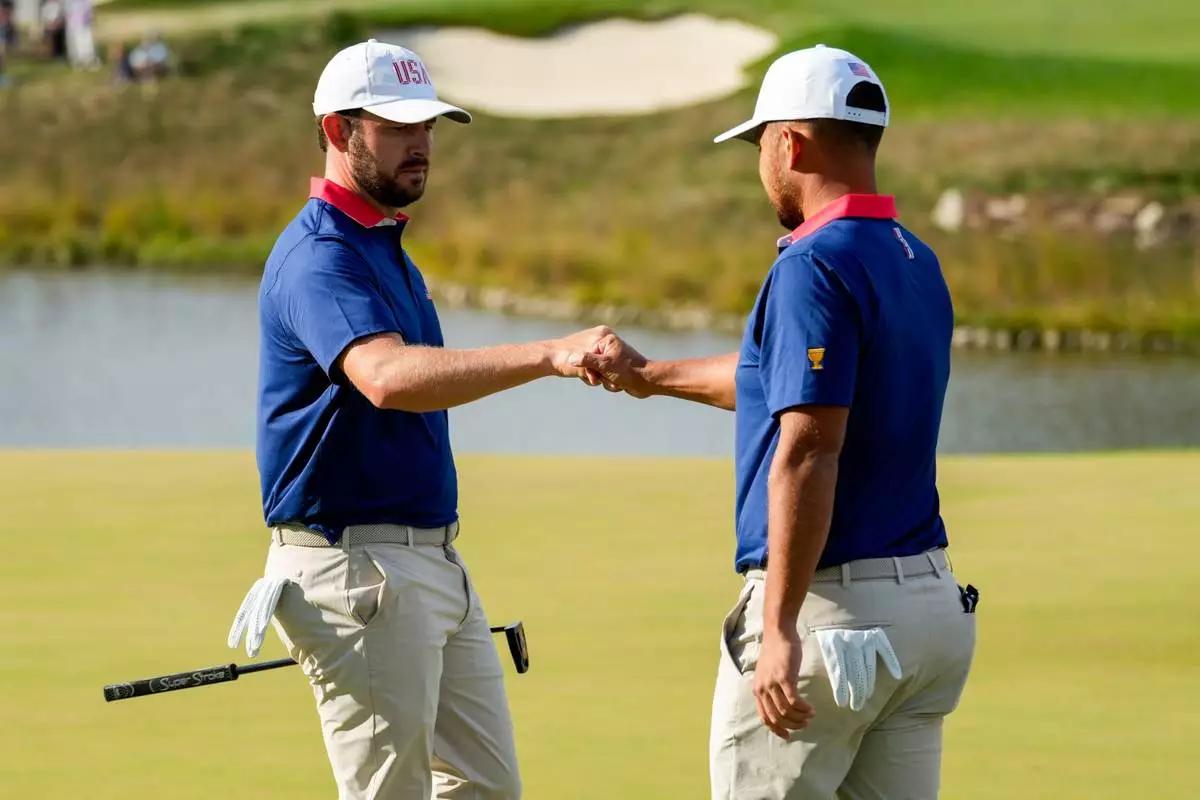Patrick Cantlay en Xander Schauffele vieren feest op de green tijdens de Presidents Cup 2026 op Medinah Country Club