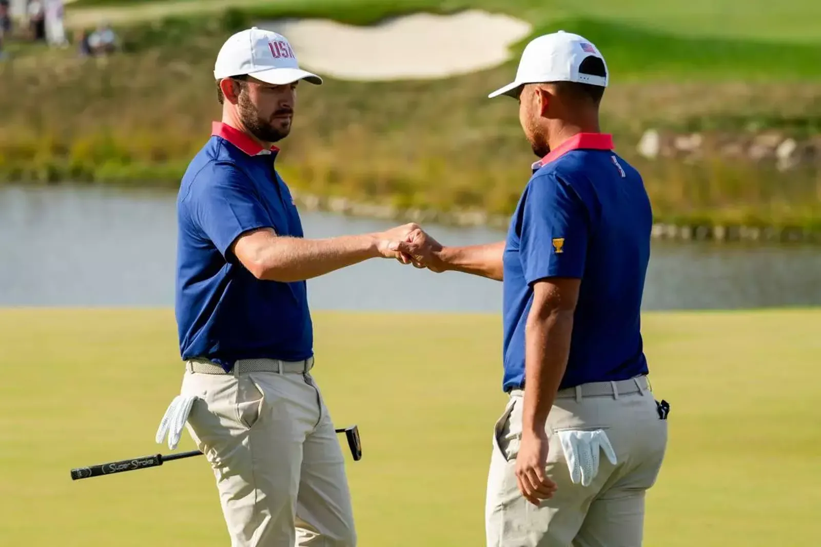 Patrick Cantlay en Xander Schauffele vieren feest op de green tijdens de Presidents Cup 2026 op Medinah Country Club