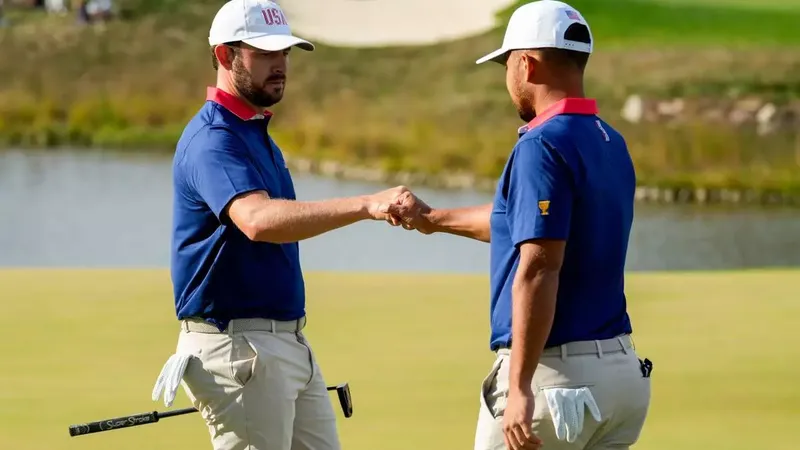 Patrick Cantlay en Xander Schauffele vieren feest op de green tijdens de Presidents Cup 2026 op Medinah Country Club