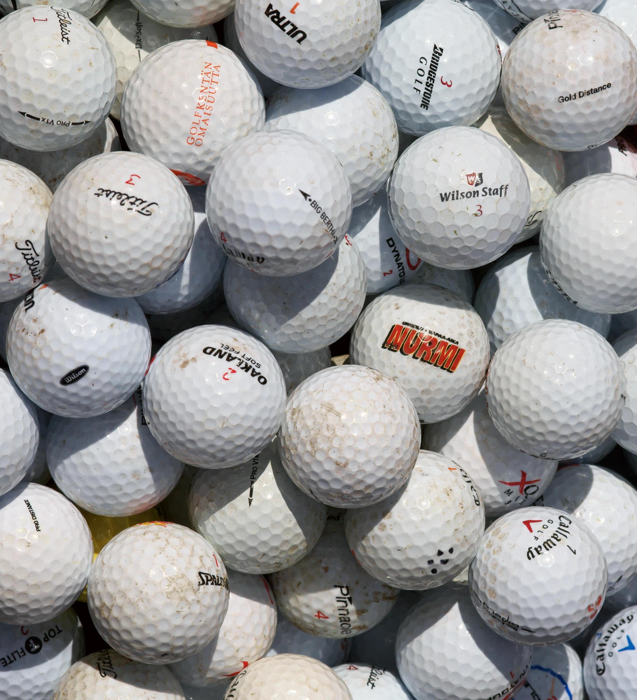 Meerdere golfballen naast elkaar, ter illustratie bij een golfbaltest