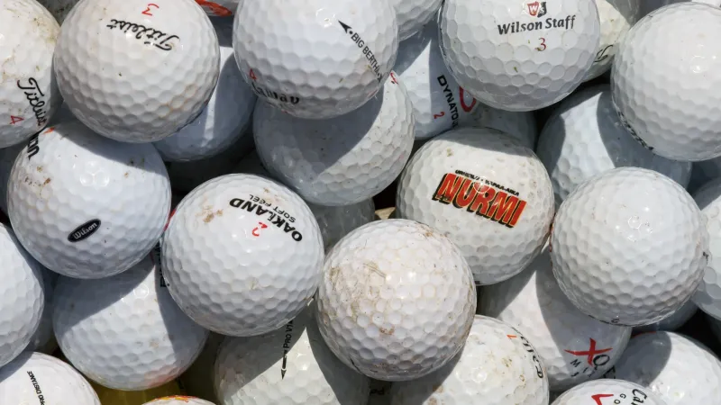 Meerdere golfballen naast elkaar, ter illustratie bij een golfbaltest
