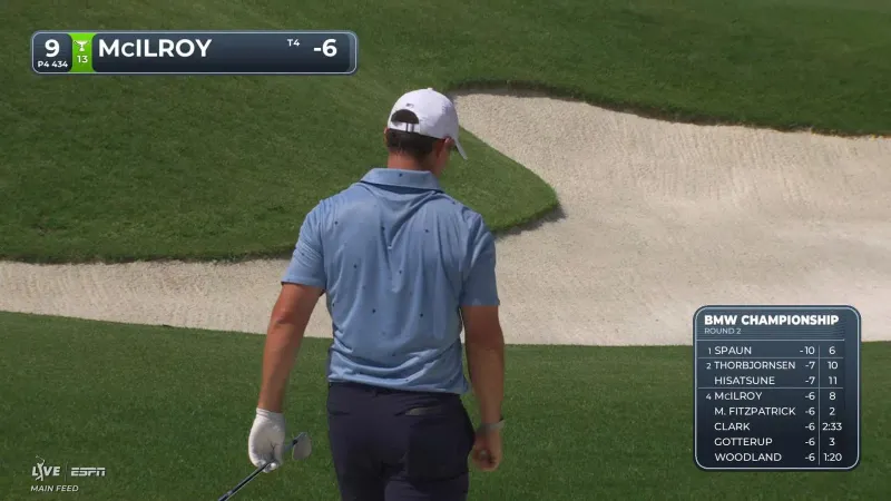 Rory McIlroy loopt over de baan tijdens de tweede ronde van het BMW Championship op Bellerive Country Club