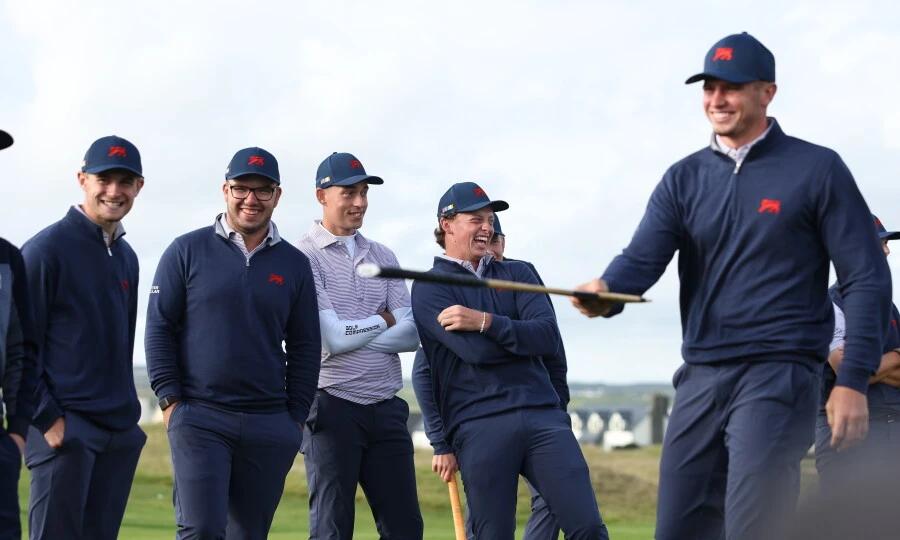 Team GB&I tijdens een hurling-clinic voorafgaand aan de Walker Cup op Lahinch Golf Club