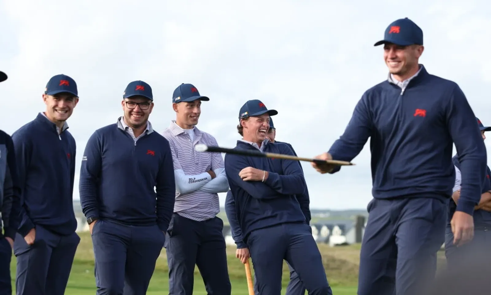 Team GB&I tijdens een hurling-clinic voorafgaand aan de Walker Cup op Lahinch Golf Club