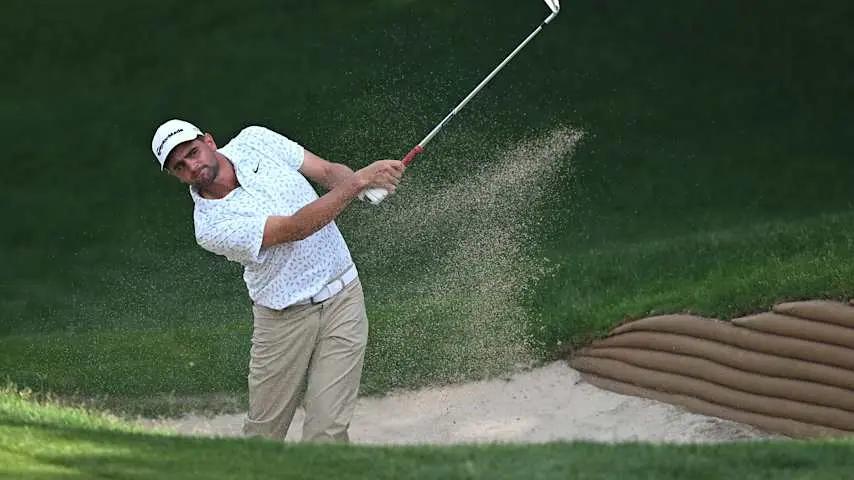 Casey Jarvis slaat uit een bunker tijdens de Hero Indian Open 2026