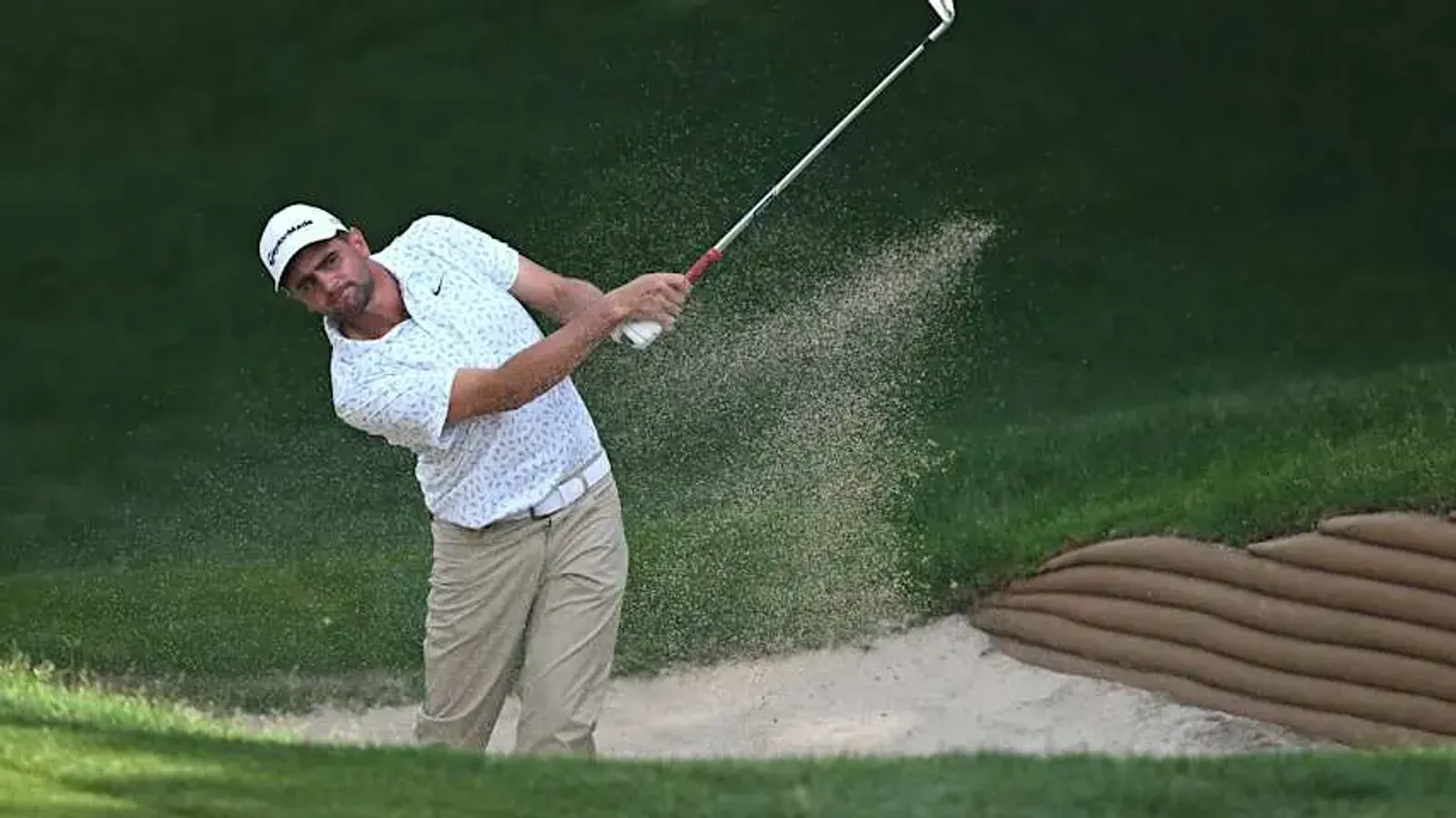 Casey Jarvis slaat uit een bunker tijdens de Hero Indian Open 2026