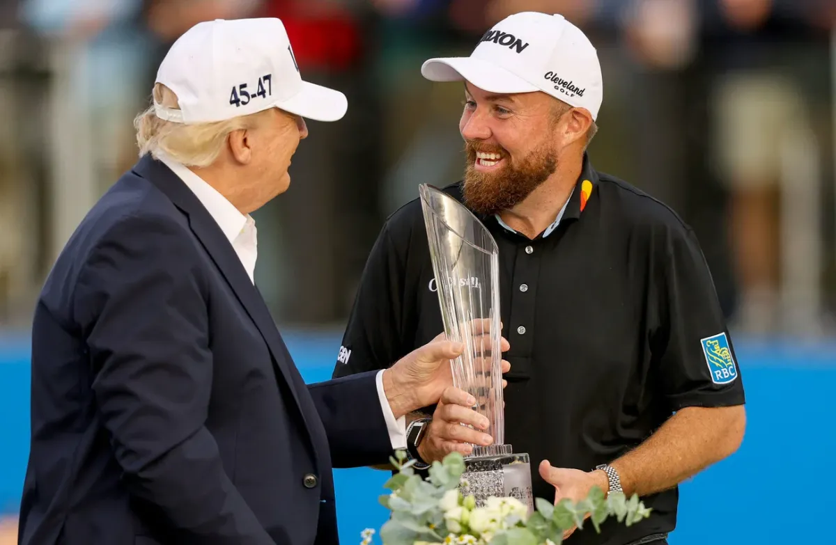 Donald Trump overhandigt Shane Lowry de trofee van de Amgen Irish Open in Doonbeg