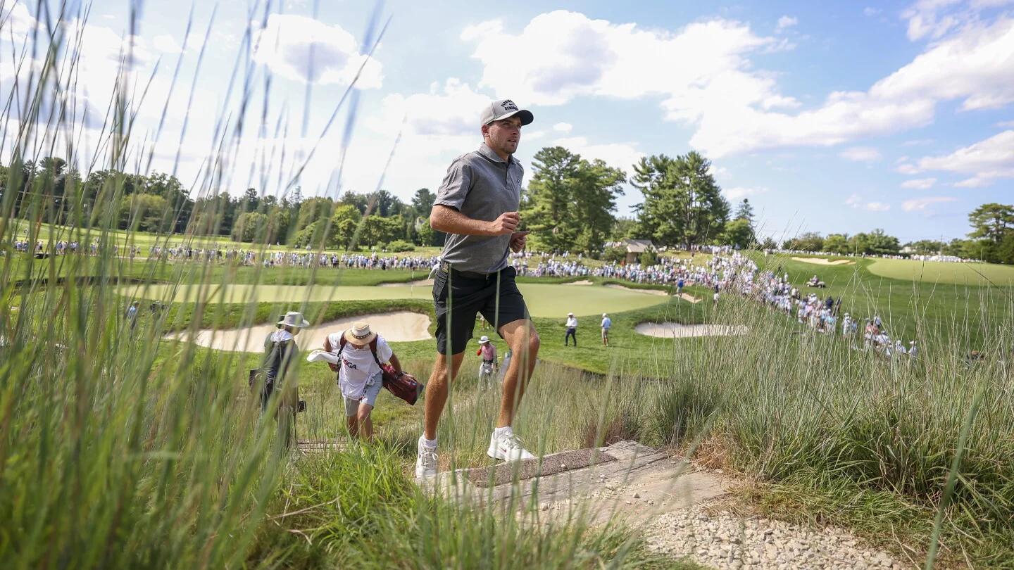 Jack Whaley reageert na het maken van zijn winnende putt tijdens de halve finale van het US Amateur op Merion