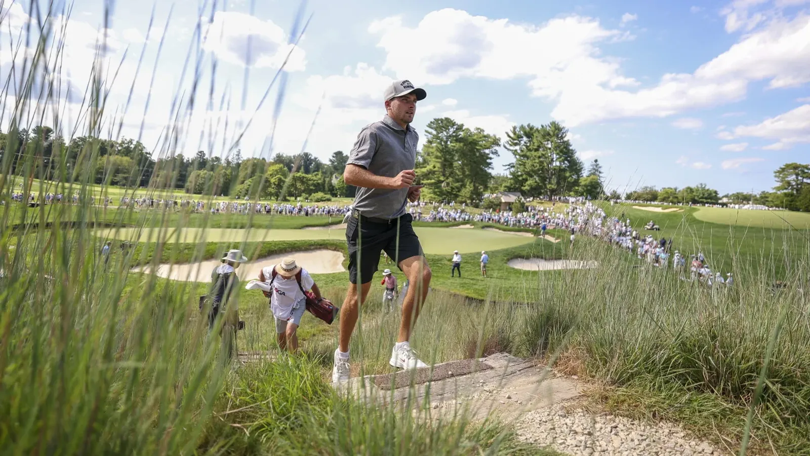 Jack Whaley reageert na het maken van zijn winnende putt tijdens de halve finale van het US Amateur op Merion