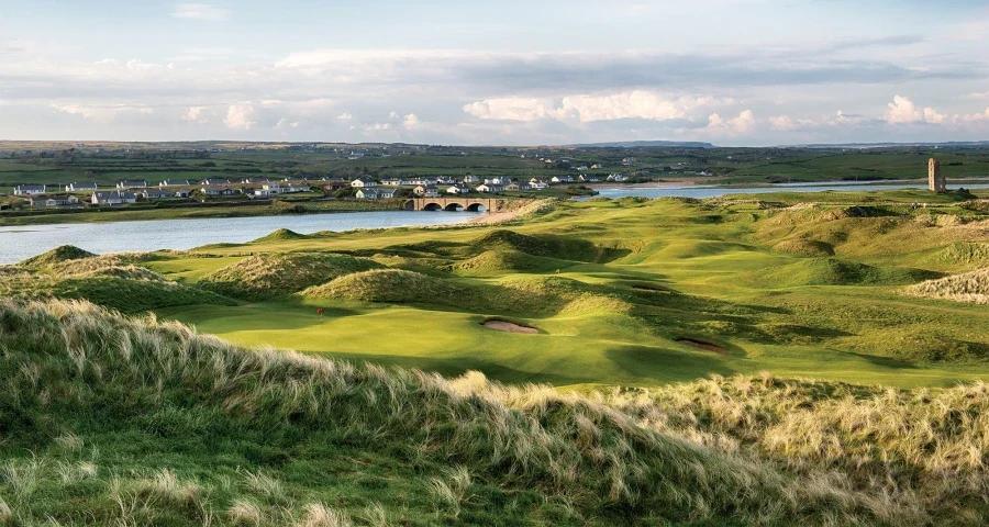 Het par-4 tiende hole op links course Lahinch Golf Club in Ierland