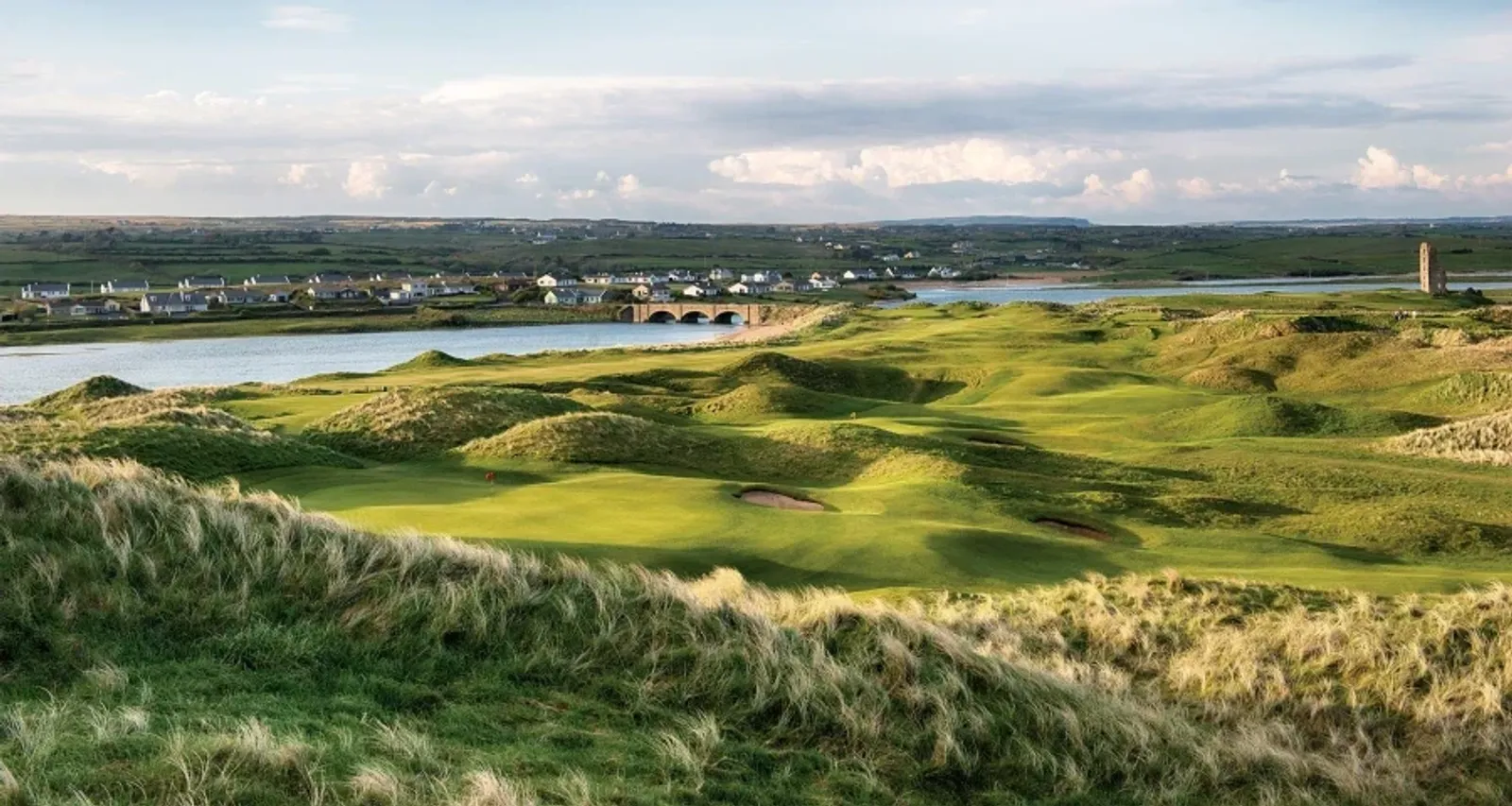 Het par-4 tiende hole op links course Lahinch Golf Club in Ierland