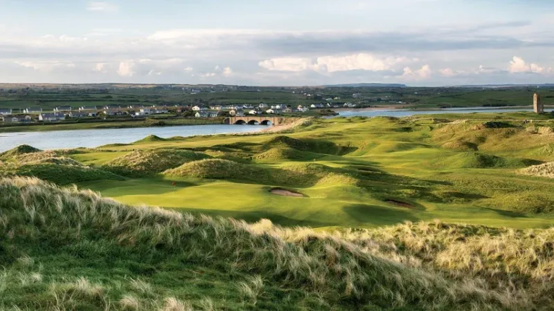 Het par-4 tiende hole op links course Lahinch Golf Club in Ierland