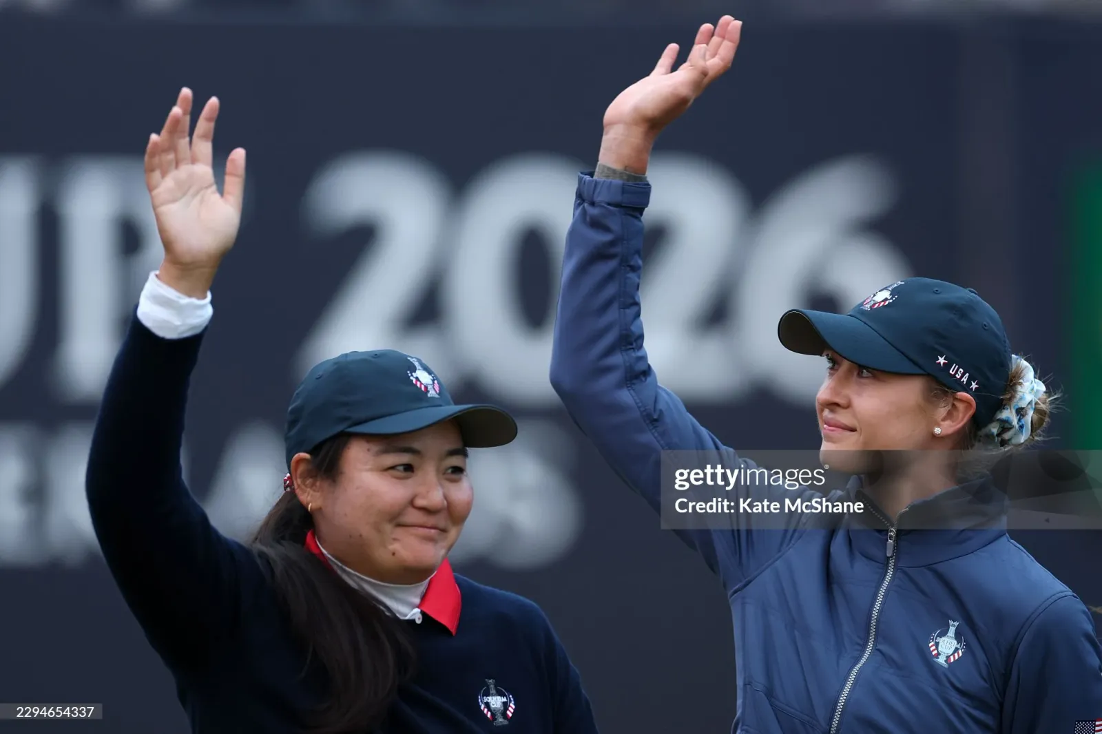 Nelly Korda en Allisen Corpuz van Team USA zwaaien naar het publiek op de eerste tee tijdens de foursomes op dag 1 van de Solheim Cup 2026 op Bernardus Golf.