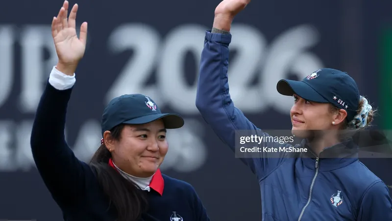 Nelly Korda en Allisen Corpuz van Team USA zwaaien naar het publiek op de eerste tee tijdens de foursomes op dag 1 van de Solheim Cup 2026 op Bernardus Golf.